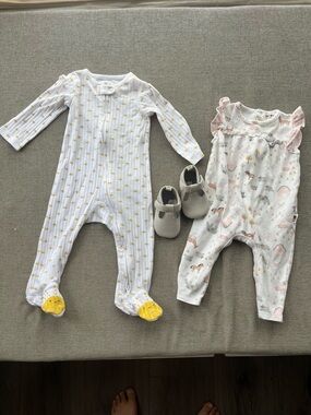 Kids Ribbed One-Piece Footed Pajama in White and Yellow